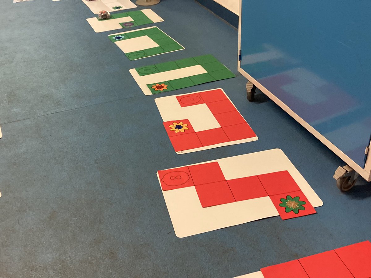 Sieger1703's tweet photo. #robotiktour intervention de qualité des #erun92 @Numerique92 sur l’école élémentaire Langevin Wallon @Circomontrouge @acversailles #dsden92. Des élèves en action qui construisent des savoirs grâce au numérique https://t.co/hyuKuMNhou