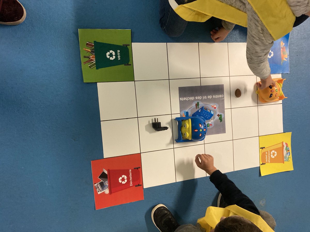 Sieger1703's tweet photo. #robotiktour intervention de qualité des #erun92 @Numerique92 sur l’école élémentaire Langevin Wallon @Circomontrouge @acversailles #dsden92. Des élèves en action qui construisent des savoirs grâce au numérique https://t.co/hyuKuMNhou