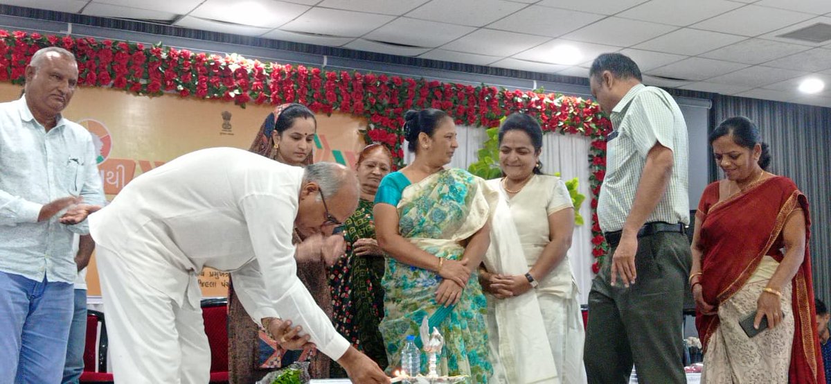 gbkothari's tweet photo. "વિશ્વાસથી વિકાસ યાત્રા" કાર્યક્રમ અંતર્ગત પોરબંદર જિલ્લા કક્ષાનો કાર્યક્રમ પોરબંદર ખાતે યોજાયો હતો. આ કાર્યક્રમમાં 30 કરોડથી વધુ રકમના 89 કામોનું ખાતમુહૂર્ત અને લોકાર્પણ કરવામાં આવ્યું હતું.

@CMOGuj
@Bhupendrapbjp
@CRPaatil 
@RaghavjiPatel https://t.co/oeSq1PkYBO