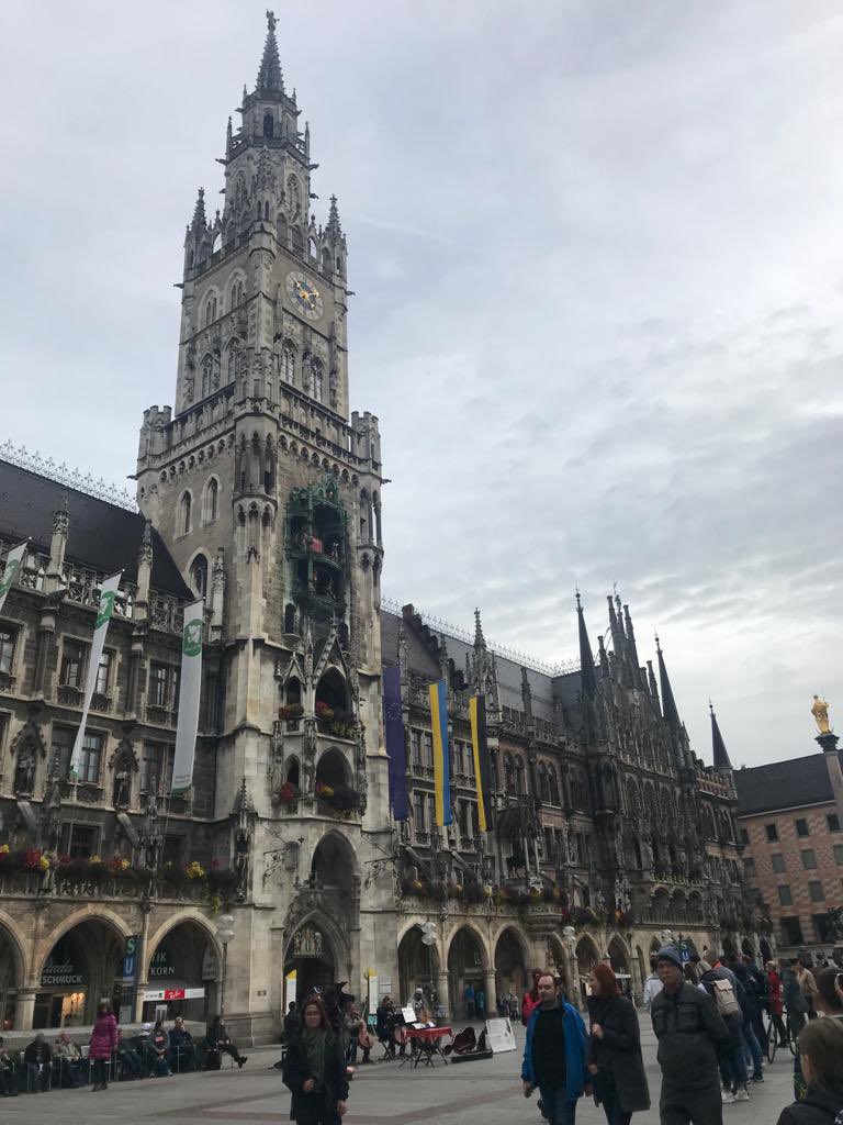 Allemagne2022's tweet photo. ⏰ Il est vingt heures et nous sommes dans le bus, c’est l’heure de rentrer à la maison! Journée bien remplie dans le centre-ville de München. Nous avons fait la surprise aux élèves de les inviter à boire une chope (de jus de pomme!) à l’incontournable Hofbräuhaus. https://t.co/HKRSfzlRHm