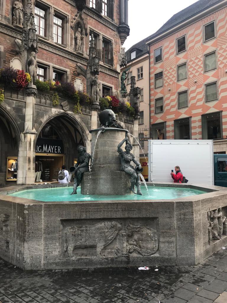 Allemagne2022's tweet photo. ⏰ Il est vingt heures et nous sommes dans le bus, c’est l’heure de rentrer à la maison! Journée bien remplie dans le centre-ville de München. Nous avons fait la surprise aux élèves de les inviter à boire une chope (de jus de pomme!) à l’incontournable Hofbräuhaus. https://t.co/HKRSfzlRHm