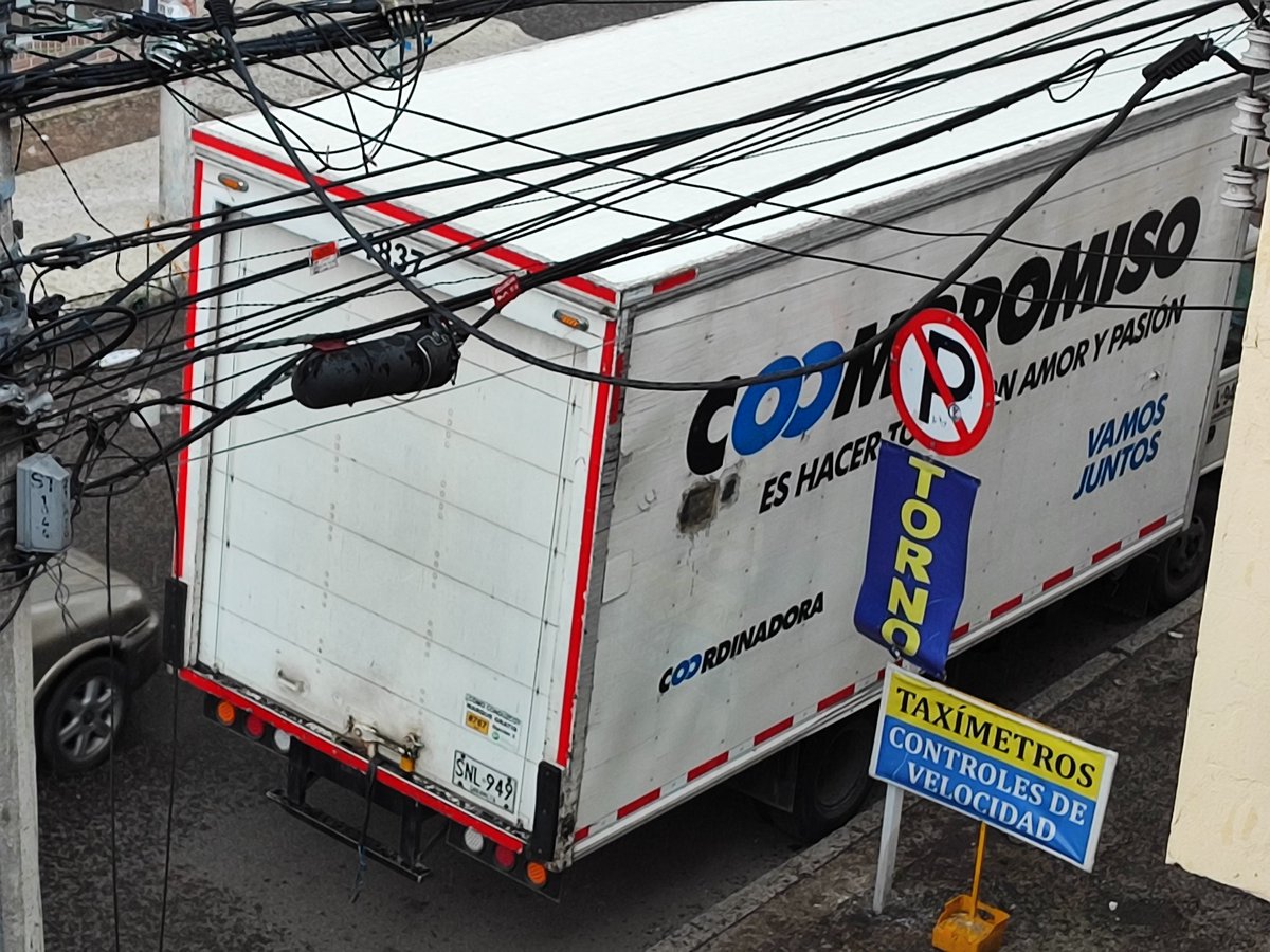 zigourats's tweet photo. Señores Secretaría Distrital de Movilidad @SectorMovilidad @Deyaniravilam @TransitoBta por favor cumplan su deber y hagan respetar prohibiciones del Código de Tránsito. A la empresa #Coordinadora parece que poco o nada le importa. Bogotá Cra 51 entre Calles 129 y 131. https://t.co/kgnDijzgcI