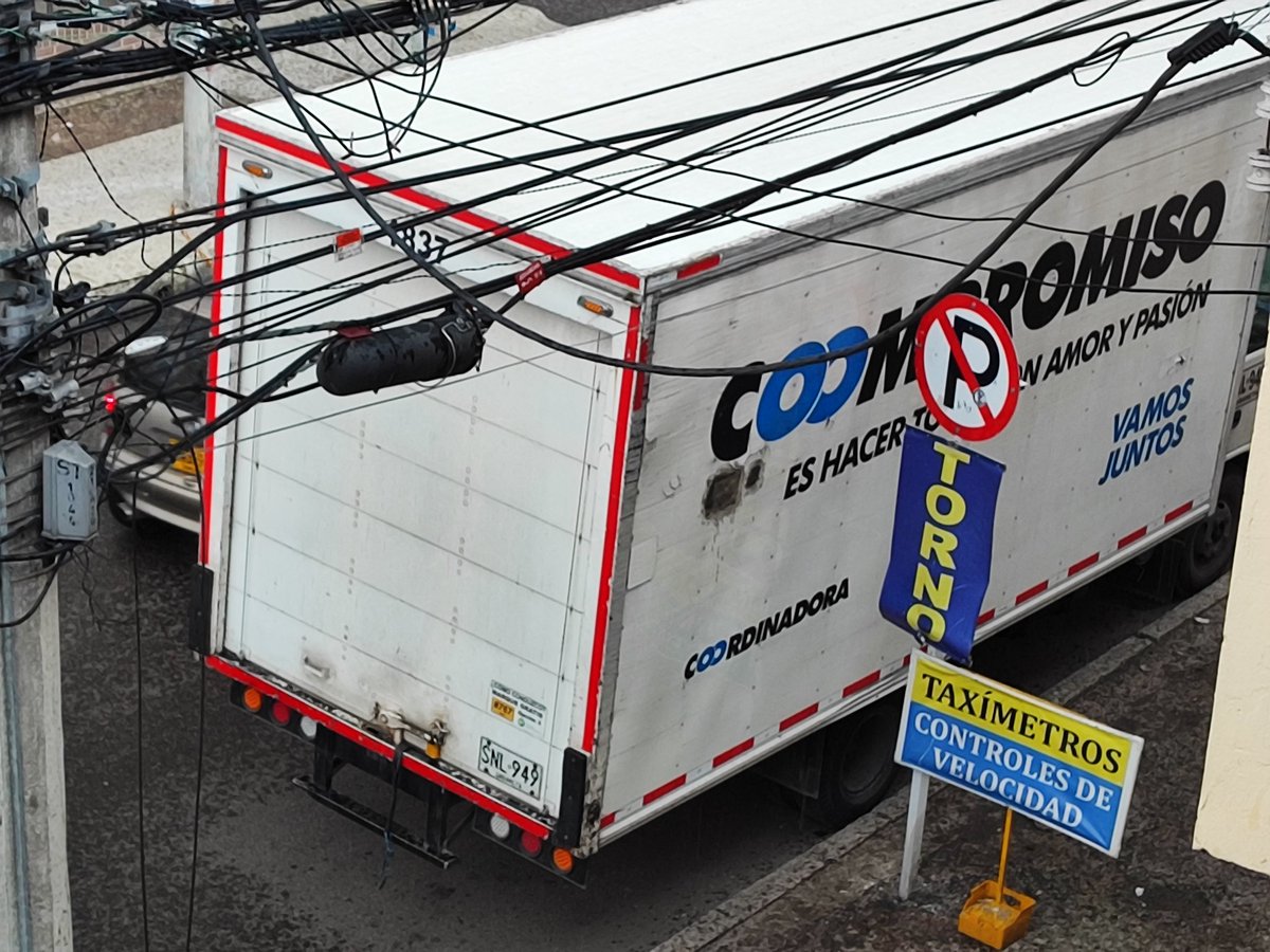 zigourats's tweet photo. Señores Secretaría Distrital de Movilidad @SectorMovilidad @Deyaniravilam @TransitoBta por favor cumplan su deber y hagan respetar prohibiciones del Código de Tránsito. A la empresa #Coordinadora parece que poco o nada le importa. Bogotá Cra 51 entre Calles 129 y 131. https://t.co/kgnDijzgcI
