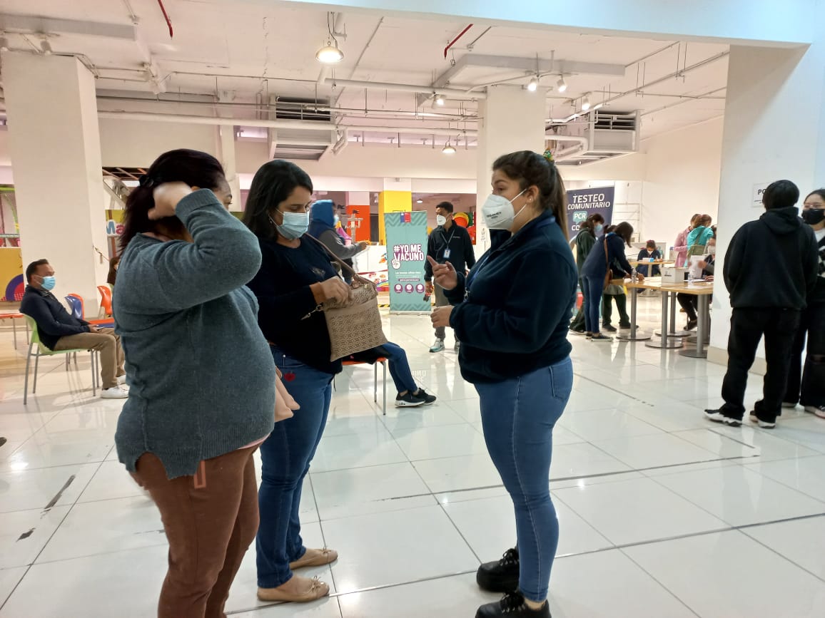 SeremiSaludM's tweet photo. La Cuadrilla Sanitaria se la Seremi de Salud Maule 🙋‍♀️🙋‍♂️ ha estado en terreno apoyando los operativos de testeo 👨‍⚕👃 que se realizan en el Estadio Fiscal de Talca 🏟 y Mall Portal Centro 🏬, lugares en que entregan información y orientación a la comunidad 👧👩‍🦳👨‍🦰. https://t.co/oMbTrOAmG5
