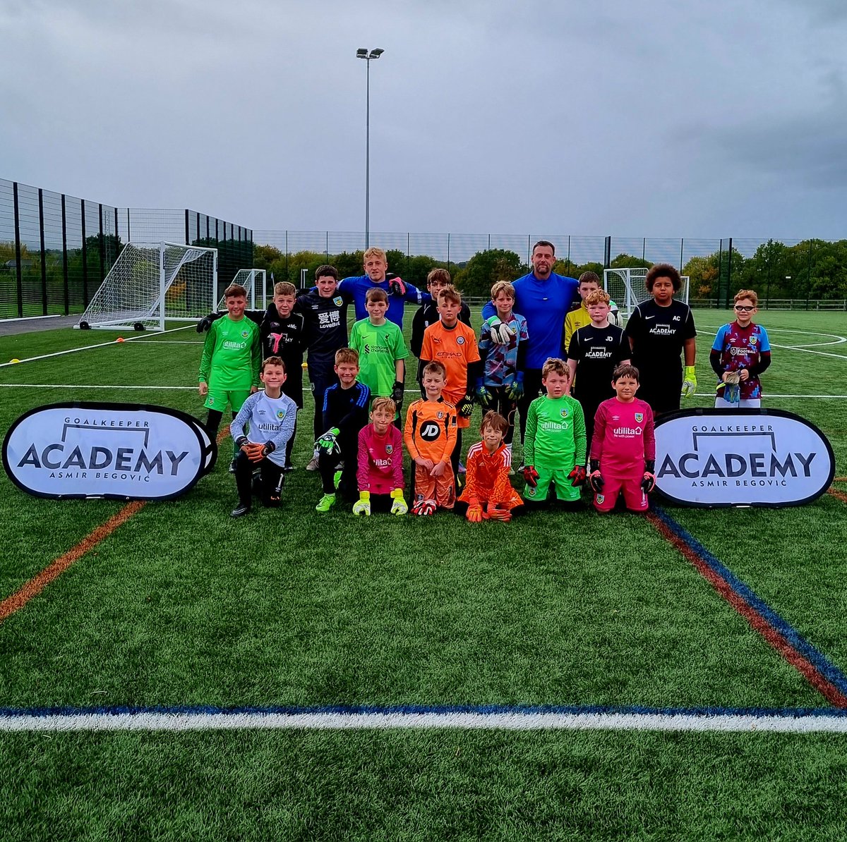 Burnley @abgkacademy GKs this evening 📸 Great session ! Working on footwork, angles, diving and shot stopping 💪😅 #AB1GK #Team #GKUnion