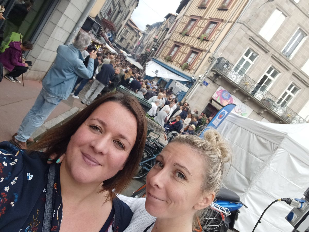 BarbierKMille's tweet photo. A midi c était repas improvisé avec les collègues
#lespetitsventres #equipe #frairiedespetisventres #supersympa #leschargésdaffairesdulimousin @OrangeNvAquit @ThomViv @LEVEQUE_B @EElchinger https://t.co/hEX18FVWua