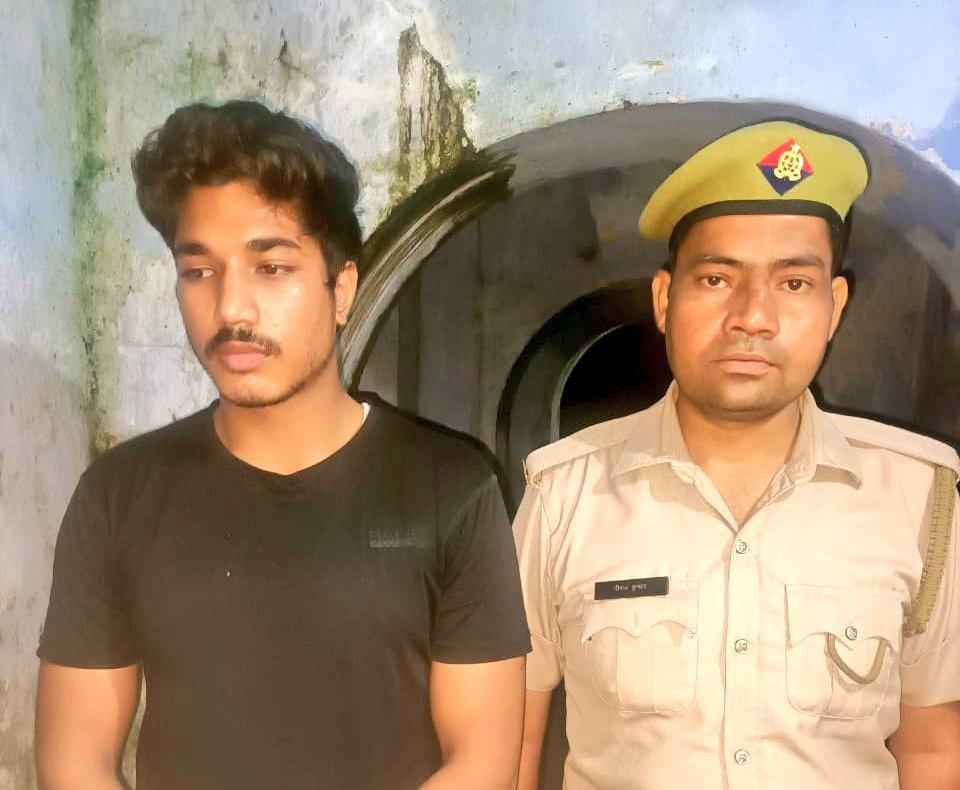 ZakirAliTyagi's tweet photo. पुलिस ने सिद्धांत पवार को गिरफ़्तार तो कर लिया है लेकिन कोई हैरत नही होनी चाहिए यदि इसे भी बिलकिस बानो के दोषियों की तरह "जेल में अच्छा व्यवहार था" का हवाला देकर किसी आज़ादी के अमृत महोत्सव के दौरान रिहा कर दिया जाये! https://t.co/9tD9ABiLaI
