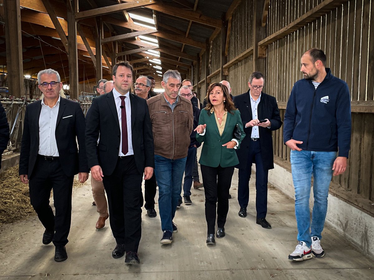 J’étais à Langon dans l’exploitation laitière bio de @charlesfosse avec @CaroleDelga pour dire la mobilisation de @Regionsdefrance pour répondre aux besoins et enjeux du monde agricole, pour l’installation, les transitions, pour notre souveraineté alimentaire. 1/2