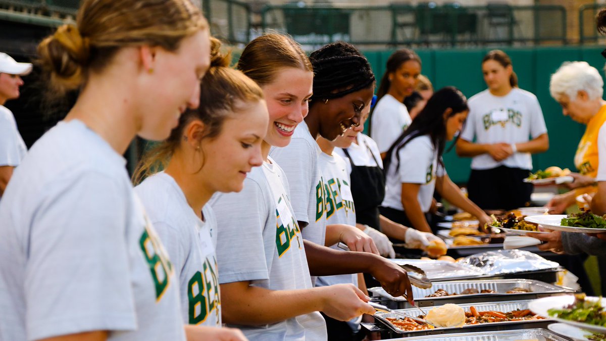 We enjoyed meeting you all and serving you at the first ever Dinner on the Diamond 🤩 What a great ending to successful fall softball season! #SicEm 🐻🥎