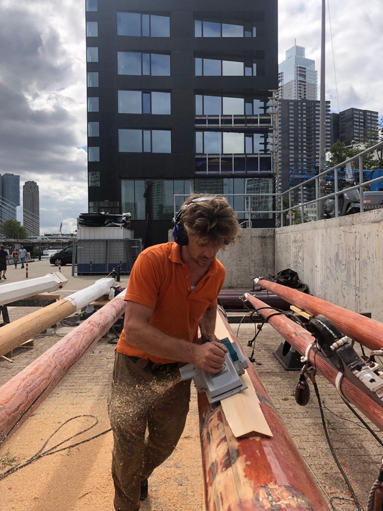 Time for boatwork!🛠️ Once in a while all the wood on board needs to be sanded and varnished.
#gettingthejobdone #sailing #tallship