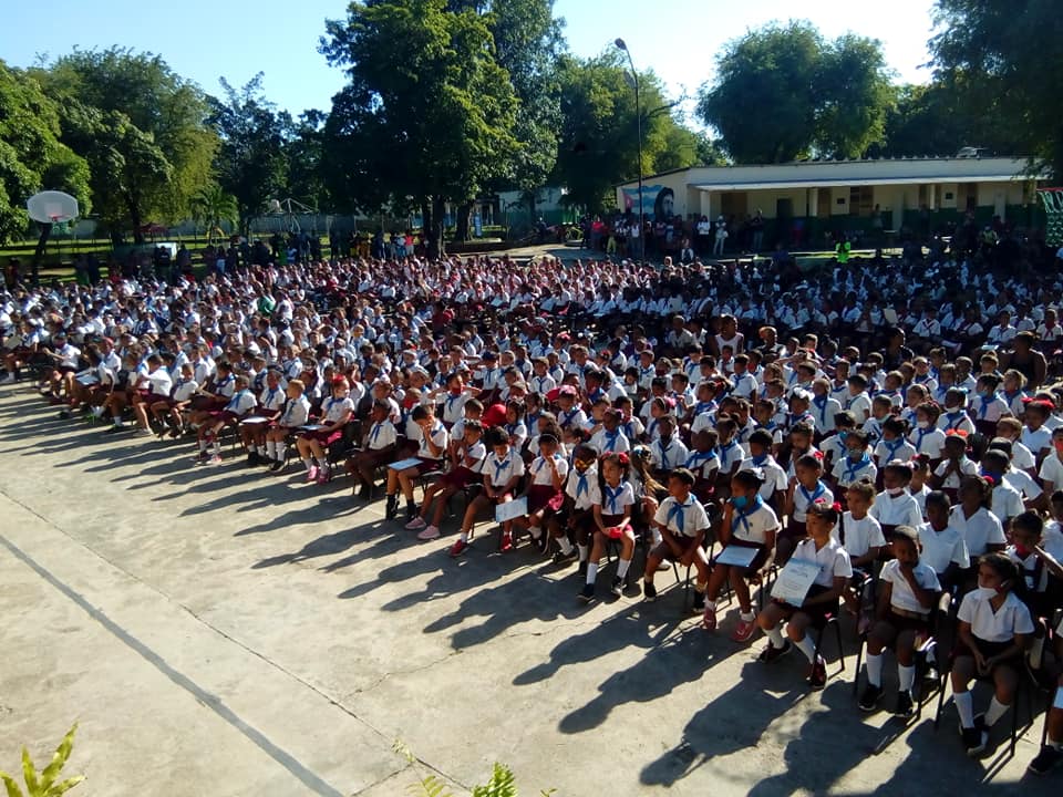 La escuela "Abel Santamaría" de El Caney por sus 60 años de fundada otorgó al Centro de Lingüística Aplicada el sello "Seguidor de Abel" y un diploma de reconocimiento ¡Muchas felicidades al Internado de Primaria "Abel Santamaría Cuadrado", orgullo de la educación cubana!