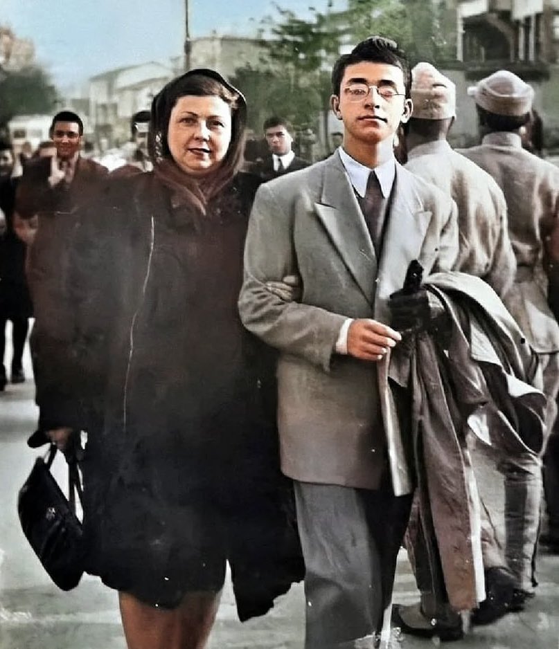 1948, Zeki Müren ve annesi Hayriye Hanım.