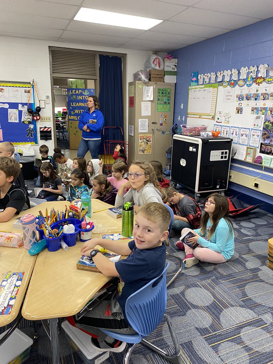 BaptieGretchen's tweet photo. Special thanks to Mentor Rotary Club for the beautiful dictionaries! #thirdgraderocks #rotaryinternational #dictionaries #wearemadisonblue https://t.co/W2whyjjUBE