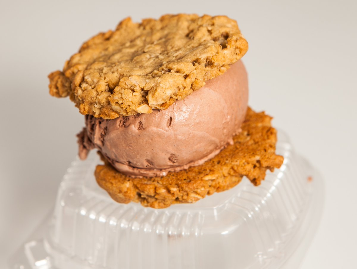 CaptainCookieNC's tweet photo. Ice Cream Sandwich? Yes, please 🤤🍪🍨 https://t.co/5swZIboJbJ