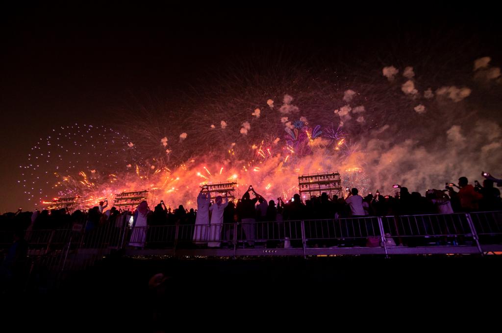 RiyadhSeason's tweet photo. مع اللحظات اللي فوق الخيال ❤️
 تزيِّن الألعاب النارية وطائرات الدرونز سماء كل مناطق الرياض بـ #حفل_افتتاح_موسم_الرياض 😍🎆
https://t.co/CJzN2uutC8 https://t.co/vARqe90aMq