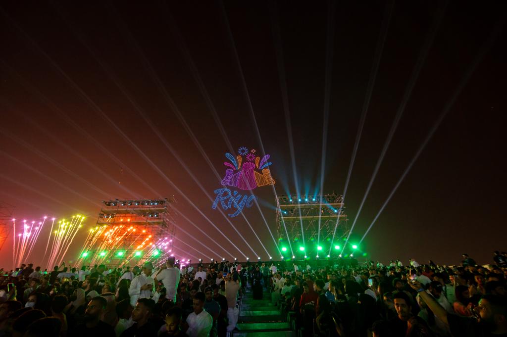 RiyadhSeason's tweet photo. مع اللحظات اللي فوق الخيال ❤️
 تزيِّن الألعاب النارية وطائرات الدرونز سماء كل مناطق الرياض بـ #حفل_افتتاح_موسم_الرياض 😍🎆
https://t.co/CJzN2uutC8 https://t.co/vARqe90aMq