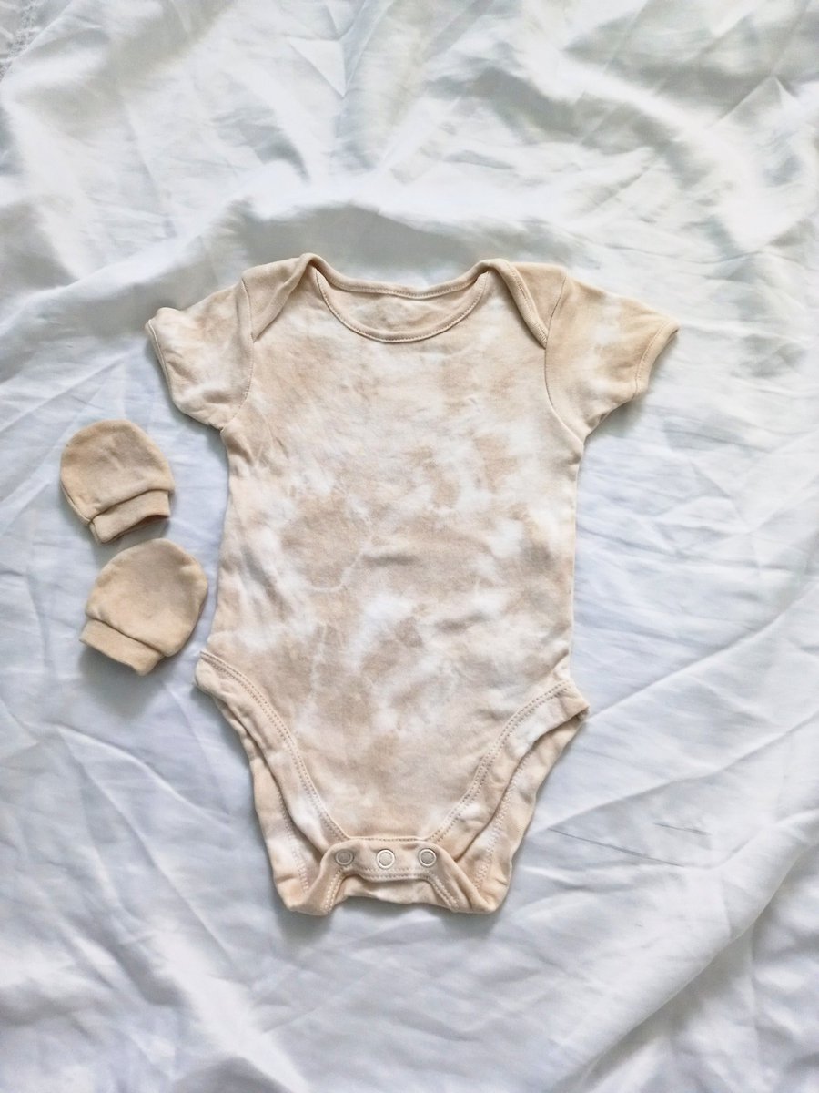 Any little ones in the family or heading to any baby showers soon?! 👶🥰 I have naturally dyed baby gift sets available! Ages 3-6, 6-9 and 9-12 months 🙌 Bodysuit & mitt sets only £5.49 each! #womaninbiz #womaninbizhour #Gift etsy.com/uk/shop/TheArt…