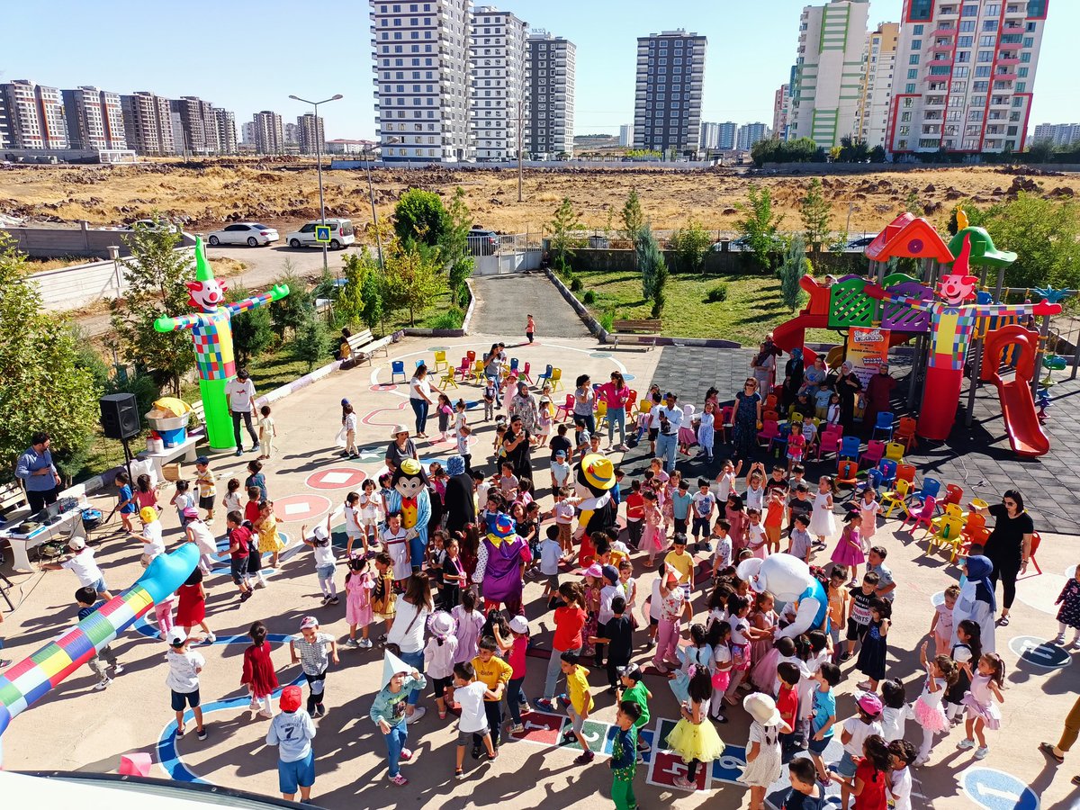 Temel Eğitimde 10.000 okul projesi kapsamında, Değerli Velilerimiz ve Öğrencilerimize "Sonbahar Şenliği" Düzenledik.

#EğitimDiyarbakır

📍Minik Adımlar Anaokulu 

<a href="/tcmeb/">Millî Eğitim Bakanlığı</a> 
<a href="/aliihsansu_/">Ali İhsan Su</a> 
<a href="/tuncay_morkoc/">Tuncay Morkoç</a>
<a href="/krmnarf/">Arif Karaman</a>
<a href="/Murat4Kucukali/">Murat Küçükali</a>
<a href="/ErdasFaruk/">Faruk ERDAŞ</a> <a href="/Diyarbakirmem/">Diyarbakır İl Millî Eğitim Müdürlüğü</a>