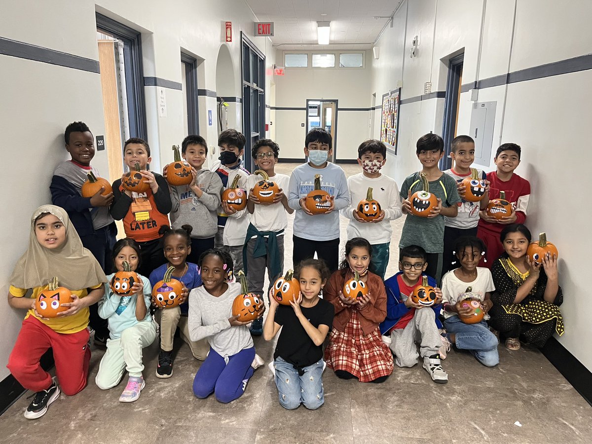 NavarraMrs's tweet photo. Thanks to the @PtaWheeler for an adorable pumpkin patch today! 🎃 #TeamNav #TeamWheeler @WheelerAvenue @VS13UFSD https://t.co/93117R912k