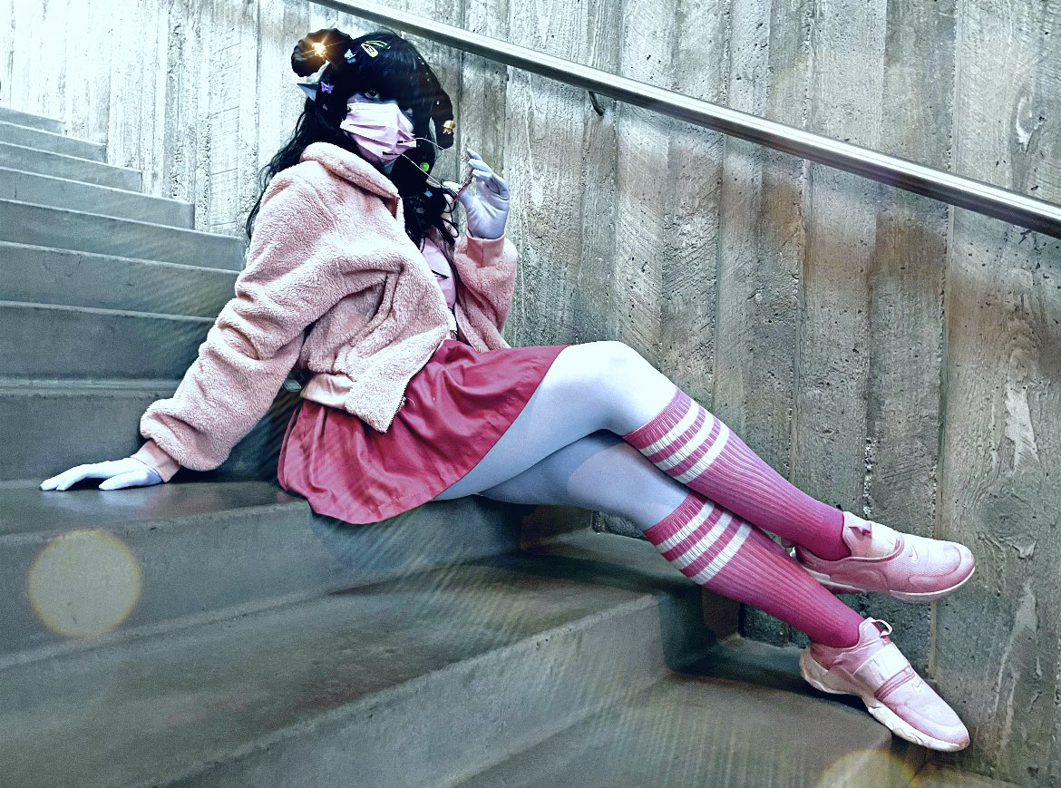 KeltainVO's tweet image. Finally getting around to editing my @CriticalRole Jester cosplay from #eccc2021 !!! (I only have one pic unmasked cause it was FREEZING outside and I could only get photos inside.)