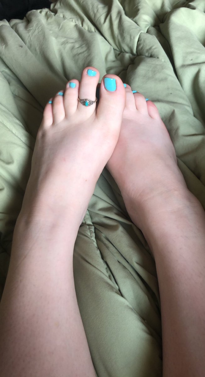 goddessdamned1's tweet photo. @Feetfinder $goddessofthedamned1 who wants to pick the color of my next pedi? https://t.co/7e4CfTQ2UA