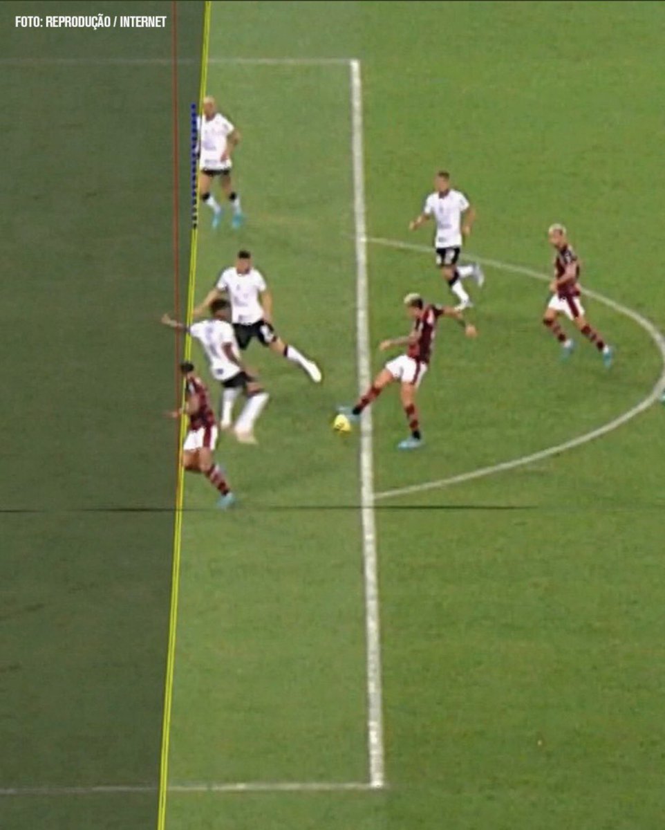 laaiiss__'s tweet image. Meteram um impedimento nesse lance e eu até agora não sei onde tem impedimento 👀