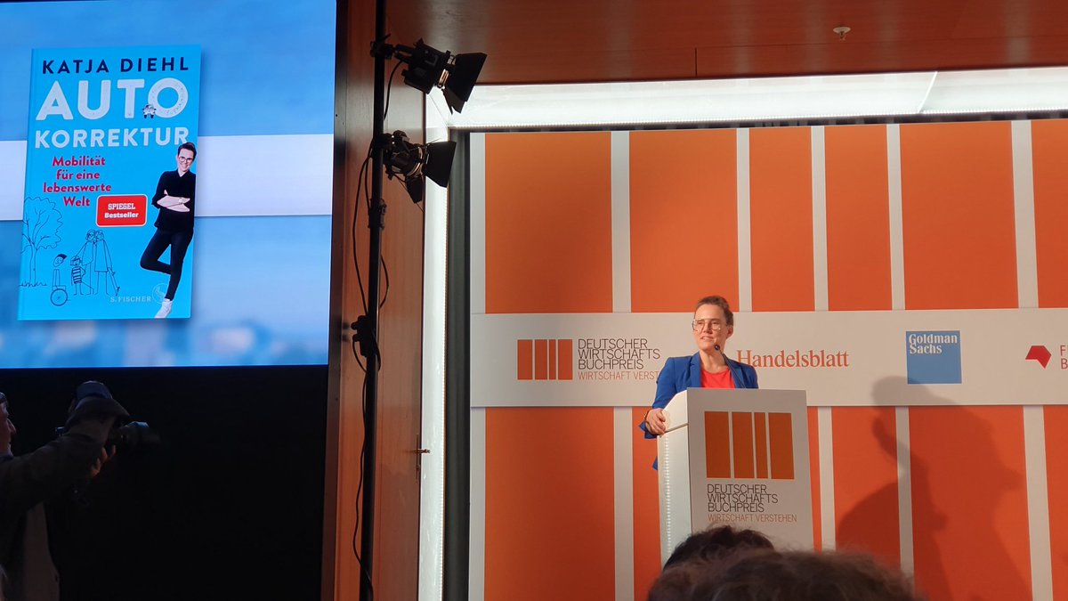 Katja Diehl gewinnt mit ihrem Buch "Autokorrektur" den Leserpreis des Deutschen Wirtschaftsbuchpreises 2022.