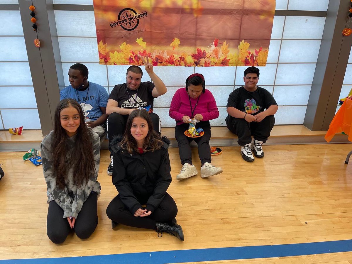 GaynorMcCownELS's tweet photo. Harvest for Hungerford had a great day of celebration! Thank you to Ms Russo, Ms K & team #dayofservice #makeamarkmakeadifference @CSD31SI @SuptCheng_CIOB @NYCOutwardBound https://t.co/SNUz7QIjx6