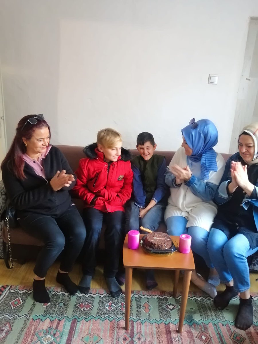 📍 Erenköy Mahallesi 

Yönetim Kurulu Üyelerimiz, Üye ziyaretleri kapsamında  Ayşegül  hanımın evine konuk oldular. Özel kardeşimiz Mehmet’in doğum gününü kutladılar.

#BizGeldik
#AkKadınEskişehir
<a href="/AKKADINGM/">AK Parti Kadın Kolları</a>