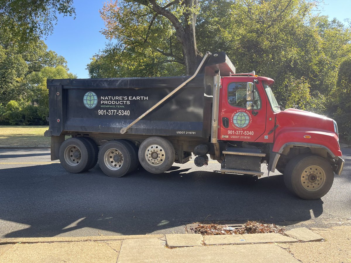 901CampusSchool's tweet photo. Soil has been acquired! The countdown to #fallcampusbeautificationday is on! See you TOMORROW morning between 8:30- Noon! #dressforamess #makememphisbeautiful #choose901 https://t.co/241B9IdnQt