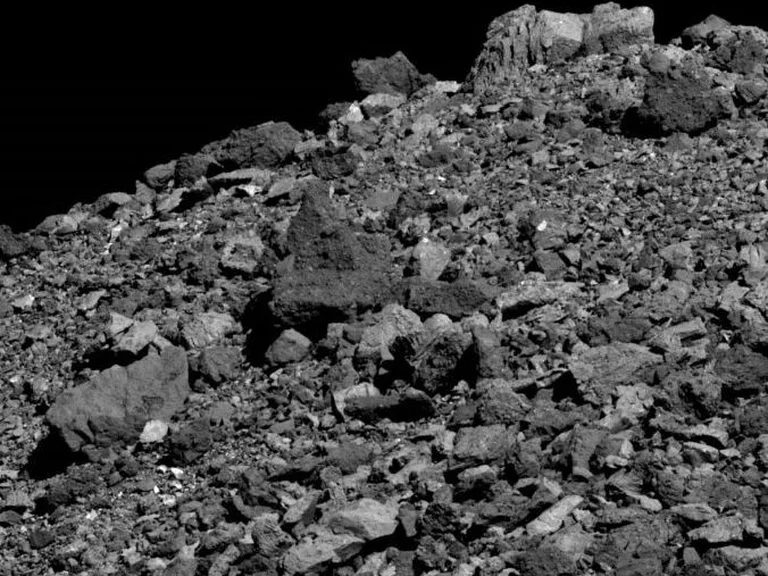 Esta imagen tomada en marzo de 2019 por la nave espacial OSIRIS-REx reveló una gran cantidad de rocas que cubrían la superficie del asteroide Bennu. (NASA/Goddard/University of Arizona)