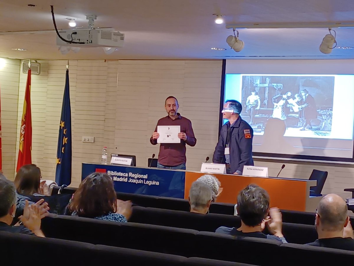 unico_es's tweet photo. Y ¡sorpresa!, desvelamos que el Socio de Honor 2021 es @blogdelengua. ¡El honor es nuestro, Alberto! #ENC4 https://t.co/s8zoeXw8Hr