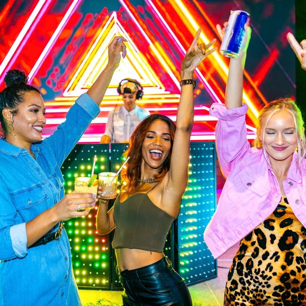 They're 10s, but they don't join you on the dance floor... Yeah flocking right. 🦩🌴 Happy Friday, flockstars! Come close out your week with board games, delicious food &amp; drinks, live music and more! 🍹 

#ThrowSocialDC #WashingtonDC  #mydccool #dcnight… instagr.am/p/Cj_C3CjrxX9/