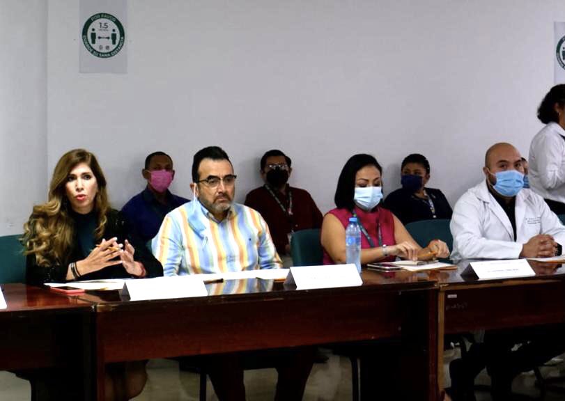 IMSS_QRoo's tweet photo. 📍Encabezan @GabyParedesO1, Titular de la Unidad de Atención al Derechohabiente del #IMSS y el Dr. @JMiguelAngel, Titular del #IMSSQuintanaRoo, reunión de trabajo con personal operativo y directivo del HGR No. 17 sobre acciones de mejora en los servicios.

#IdentidadIMSS https://t.co/yhrZzgFXf1