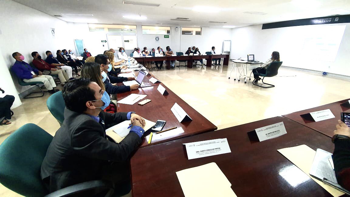 IMSS_QRoo's tweet photo. 📍Encabezan @GabyParedesO1, Titular de la Unidad de Atención al Derechohabiente del #IMSS y el Dr. @JMiguelAngel, Titular del #IMSSQuintanaRoo, reunión de trabajo con personal operativo y directivo del HGR No. 17 sobre acciones de mejora en los servicios.

#IdentidadIMSS https://t.co/yhrZzgFXf1