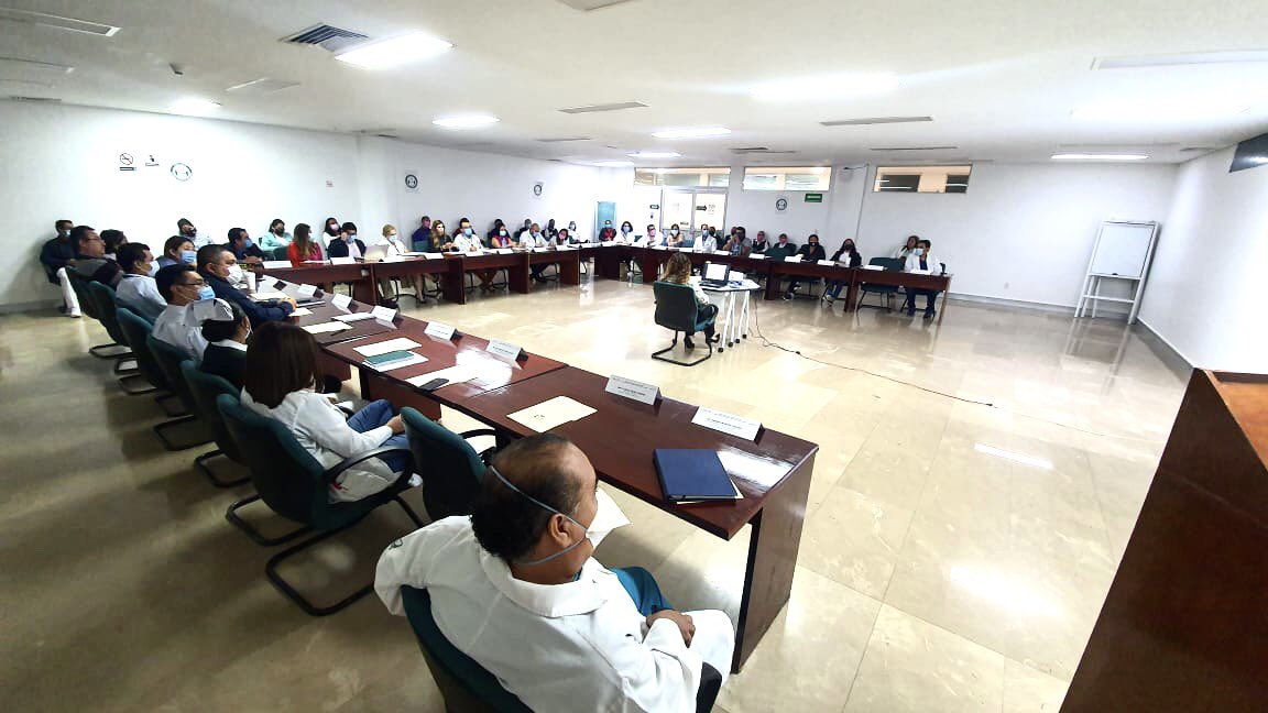 IMSS_QRoo's tweet photo. 📍Encabezan @GabyParedesO1, Titular de la Unidad de Atención al Derechohabiente del #IMSS y el Dr. @JMiguelAngel, Titular del #IMSSQuintanaRoo, reunión de trabajo con personal operativo y directivo del HGR No. 17 sobre acciones de mejora en los servicios.

#IdentidadIMSS https://t.co/yhrZzgFXf1