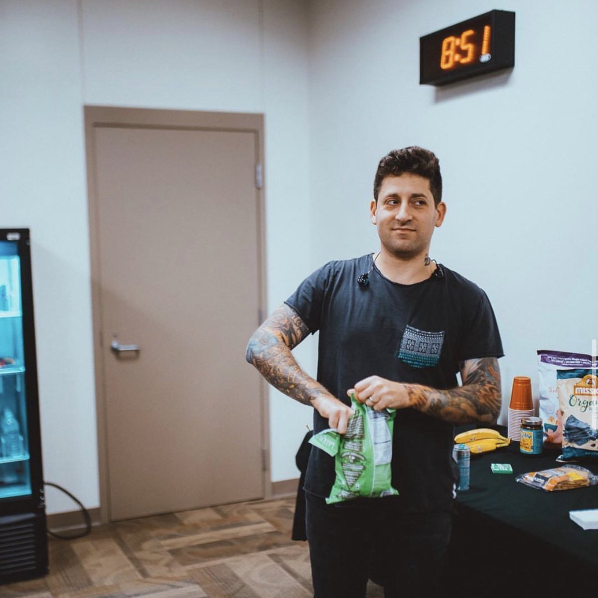 8:51 is the 4:20 of eating chips 5 minutes before going on stage. 📸 @ElliottIngham