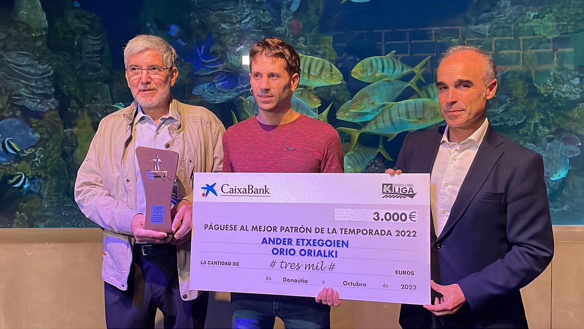 actraineras_eus's tweet photo. 📸🔝👏
Denboraldiko patroirik onenek jaso dituzte euren garaikurrak
🔗 https://t.co/m9TsfnFeen 
📽 https://t.co/bXAacp0JBx 
#EuskoLabelLiga #EuskotrenLiga https://t.co/fZo7rbvUz7
