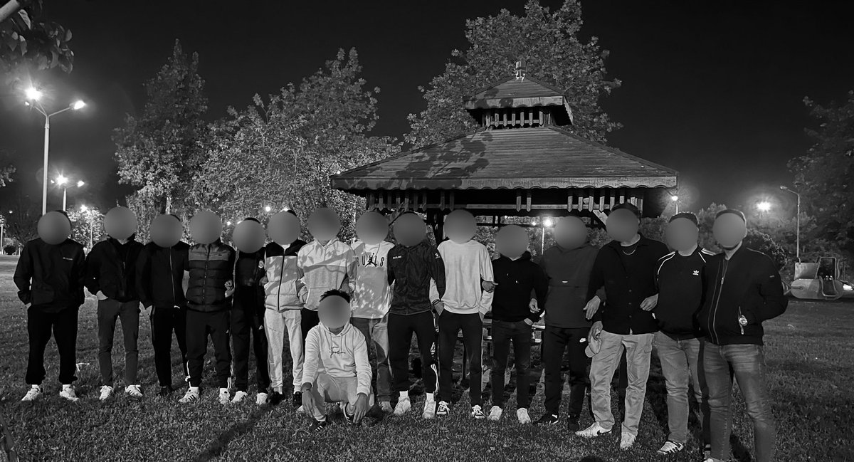 BİR KENARDA BİR KÖŞEDE GÖRMESEN DE VARLAR