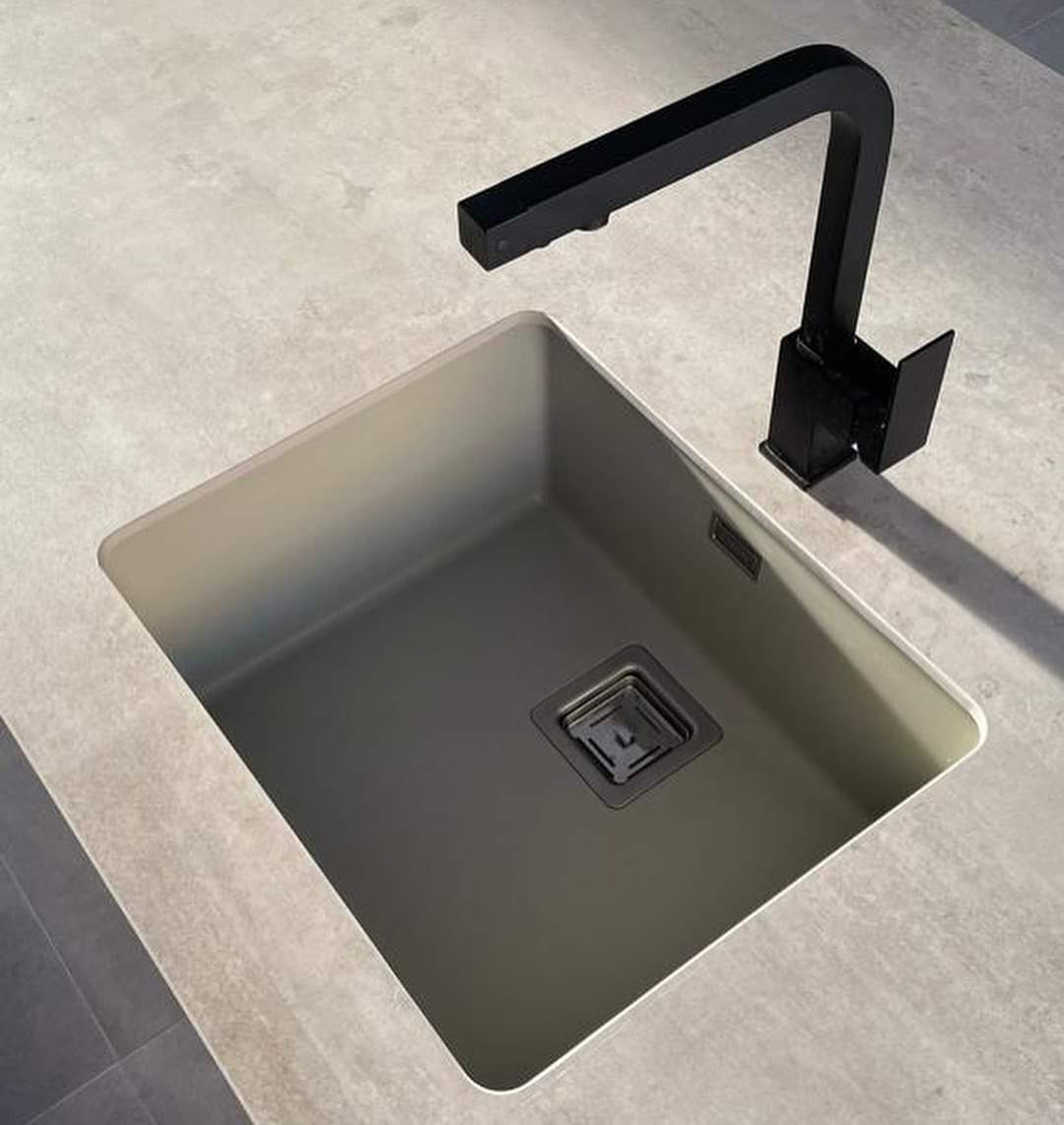 Nos adentramos en el finde con un clásico en las cocinas que se ha ido reinventando y ganando belleza y versatilidad, el #fregadero. En la propuesta de hoy apostamos por un bajo encimera de efecto minimalista que busca la sofisticación. 😍

#FelizFinde #Fregaderos #Diseño