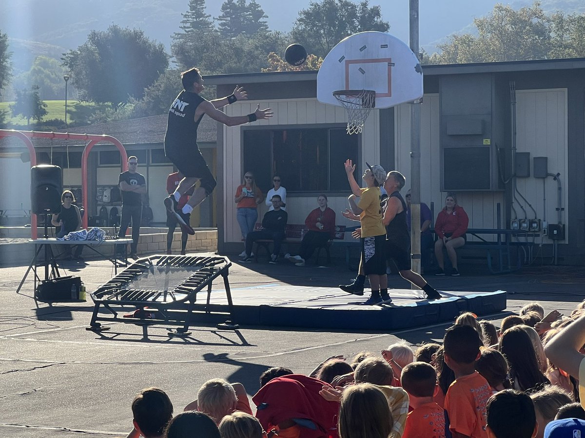 BanyanFifth's tweet photo. Such a fun kick off to Red Ribbon Week with the Dunk Squad! 💪🏀⛹️‍♂️ Celebrating Pod Spirit in our all yellow! 💛💛💛 https://t.co/dgtFLEeJ3L