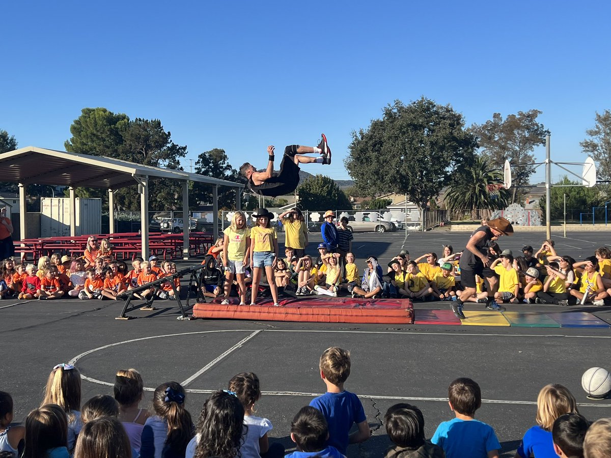 BanyanFifth's tweet photo. Such a fun kick off to Red Ribbon Week with the Dunk Squad! 💪🏀⛹️‍♂️ Celebrating Pod Spirit in our all yellow! 💛💛💛 https://t.co/dgtFLEeJ3L