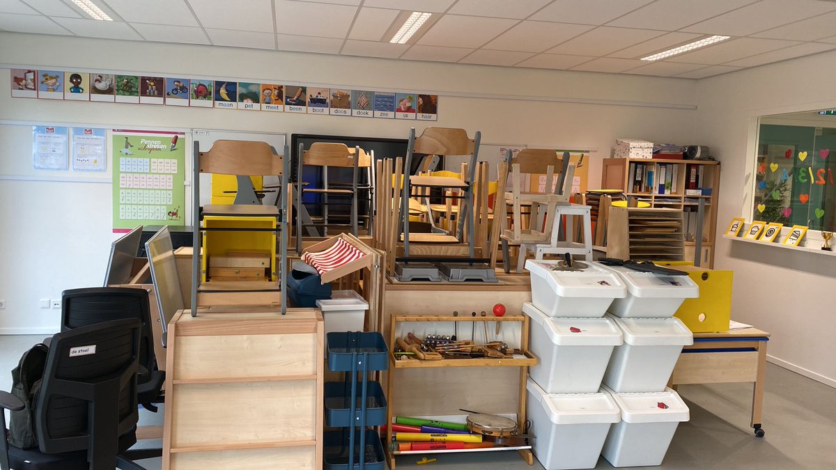 juflisanne's tweet photo. Herfstvakantie.  Lokaal wordt schoon gemaakt. ,#onderwijs https://t.co/lsU42DLNUa
