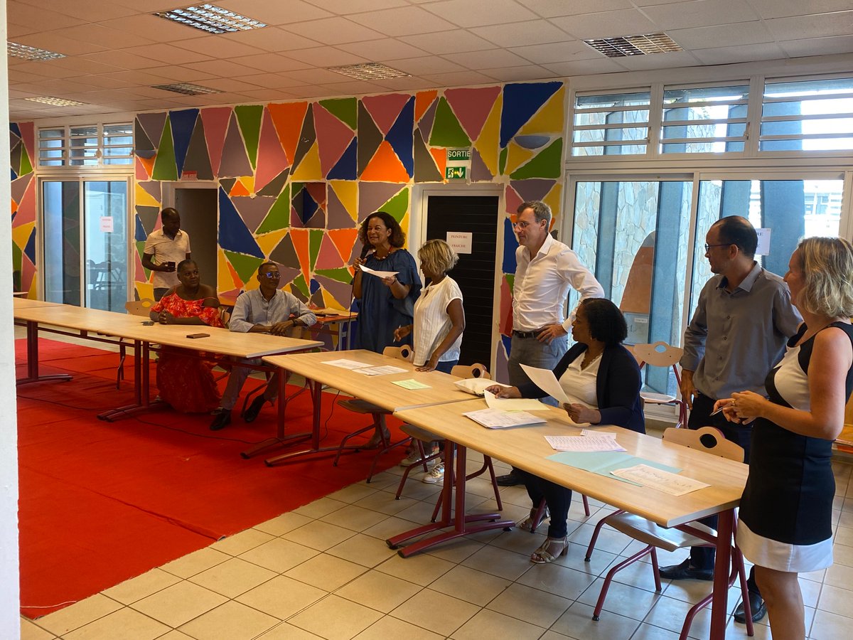 Vernissage de la fresque réalisée par les élèves de 4e Segpa avec leur professeur M CHEMIR sur le thématique: « Comment faire des Mathématiques en peignant ». 💪