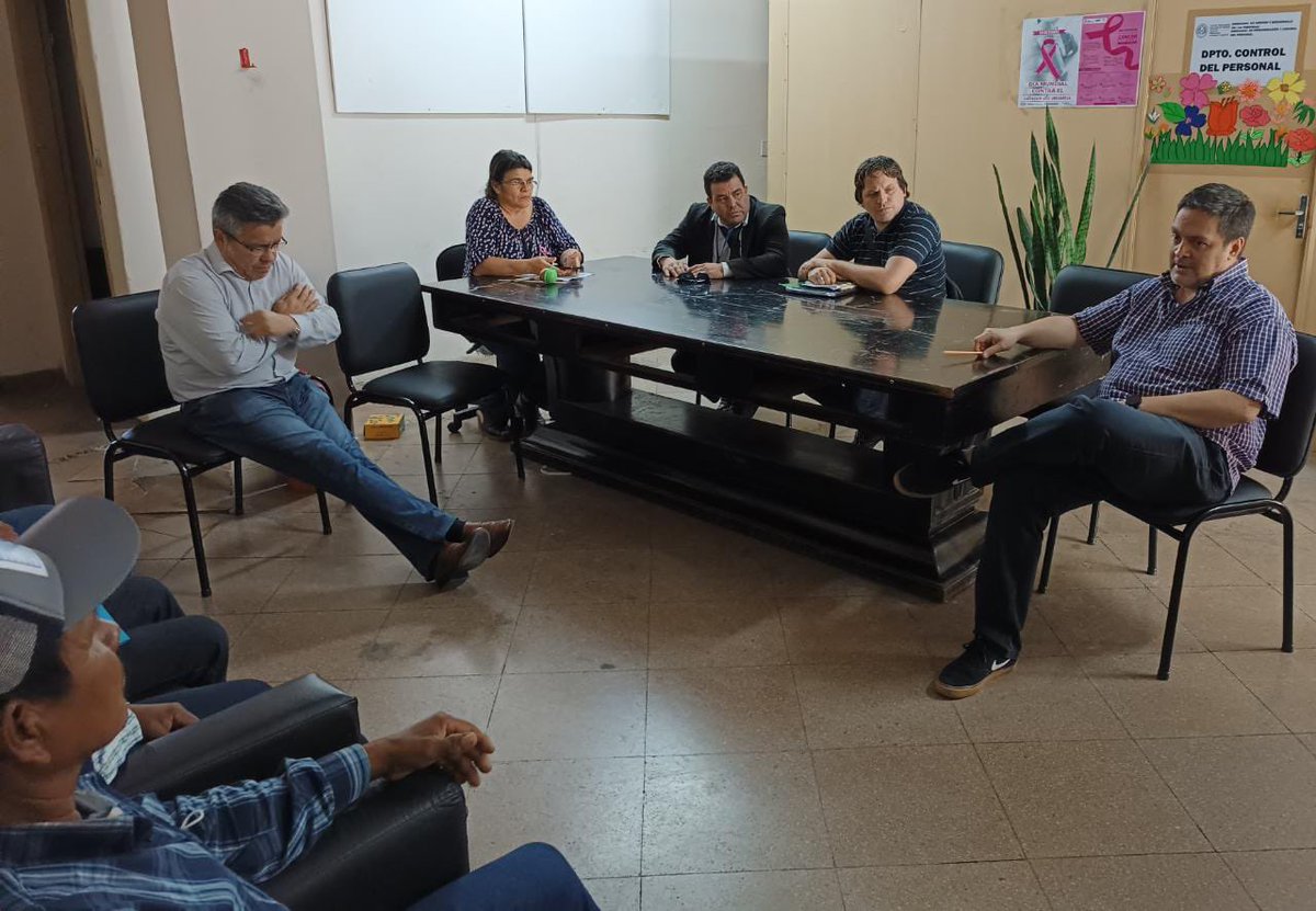 muvhpy's tweet photo. 🏠CHACO PARAGUAYO
En el marco de la ejecución del programa #CheTapyi recibimos hoy a líderes de las Comunidades Indígenas de Santa Rosa, departamento de Mariscal Estigarribia.
👉El encuentro fue desarrollado con el equipo técnico de la Unidad Ejecutora del programa. https://t.co/fIV84yBcNe