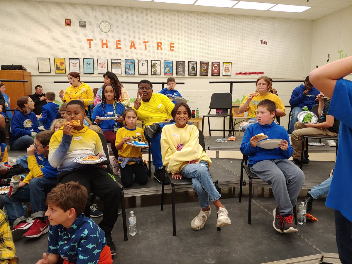 LothianAACPS's tweet photo. Lothian Lions get some dinner before the performance. #AACPSAwesome @MusicAACPS #Makingmusicrelevant https://t.co/KxJojlffmi
