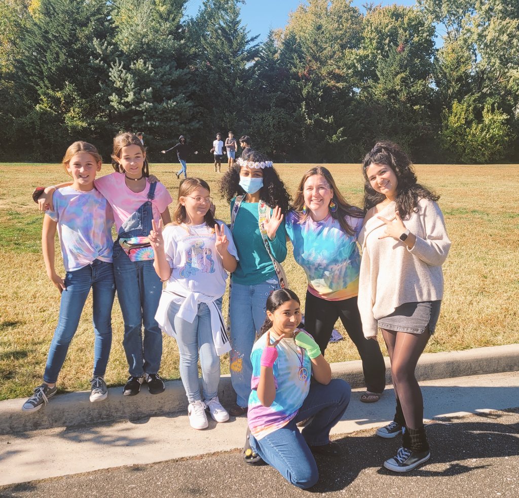 semanhmes's tweet photo. 6th Grade flashed back to the 70s, 80s and 90s today! #stylin @MountEagleES @MsMatticks https://t.co/aABVNkTdFq
