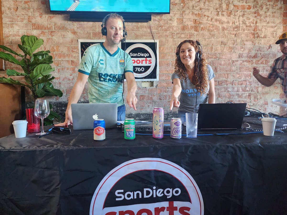 AndyTheBeerman's tweet photo. Sharing the @sweetwaterbrew @GreenFlashBeer & @AlpineBeerCo love with @DSmithShow & @MartyCaswell in celebration af Marty's b-day!
#dontfloatthemainstream https://t.co/svW9cbQXQd