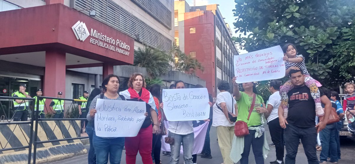 madeinparaguay's tweet photo. 👉🏼Frente a la fiscalía de Asunción se desarrolla una movilización en solidaridad a la comunidad 15 de enero del pueblo Mbya Guaraní tras el violento desalojo del miércoles pasado en Caaguazu.

#ANIVID #ONAI @Tierraviva_Py @CONAMURI

#MadeInPy https://t.co/cIXsBJ8We5