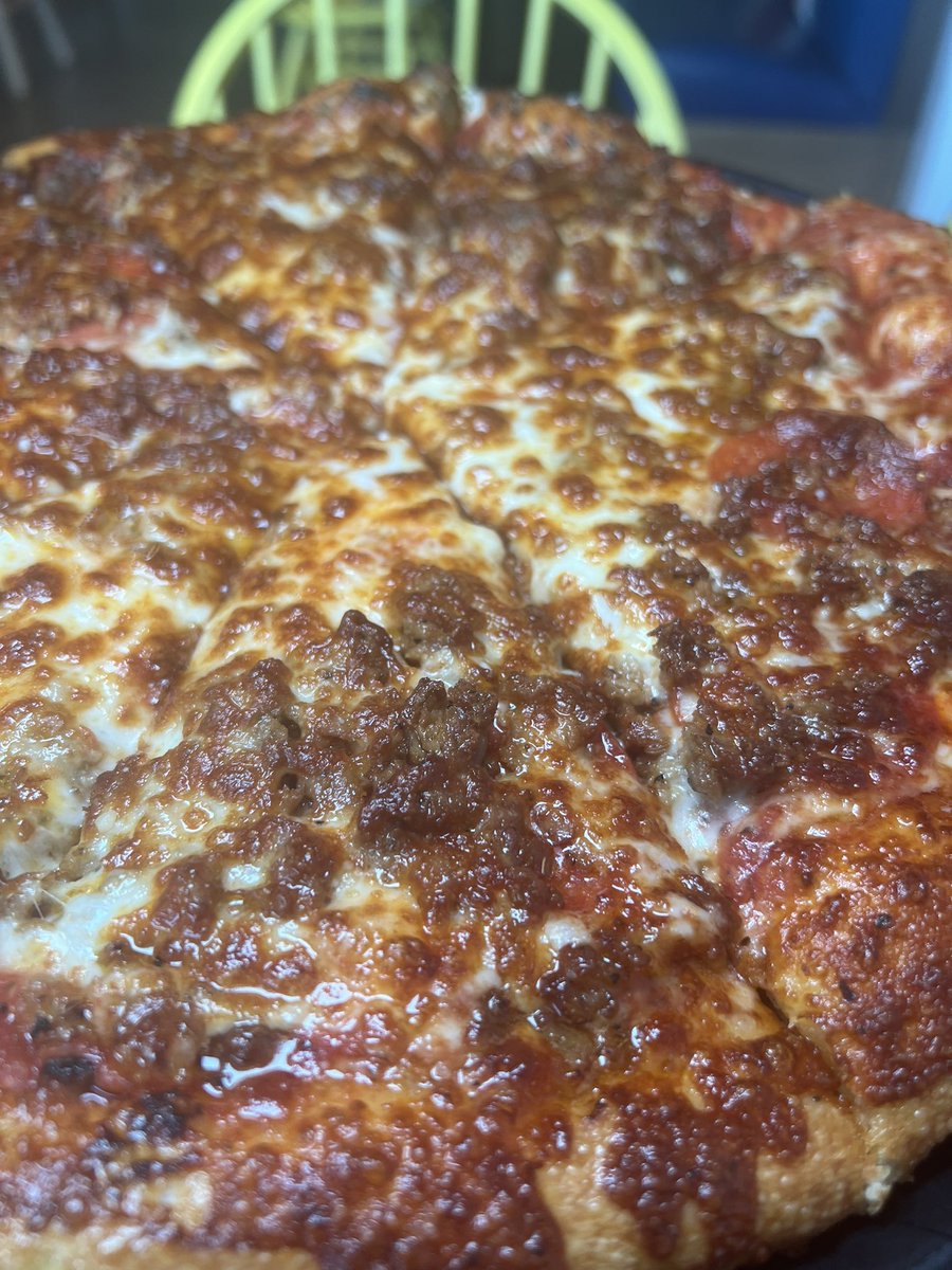EricEatsHTX's tweet photo. Spankys 
📍7118 Bellaire Blvd. Houston, Tx 
IG: SpankysHtown

Sausage &amp; Pepperoni Pizza (13inch)
Mango &amp; Strawberry Margarita https://t.co/7qHbA5dSa7